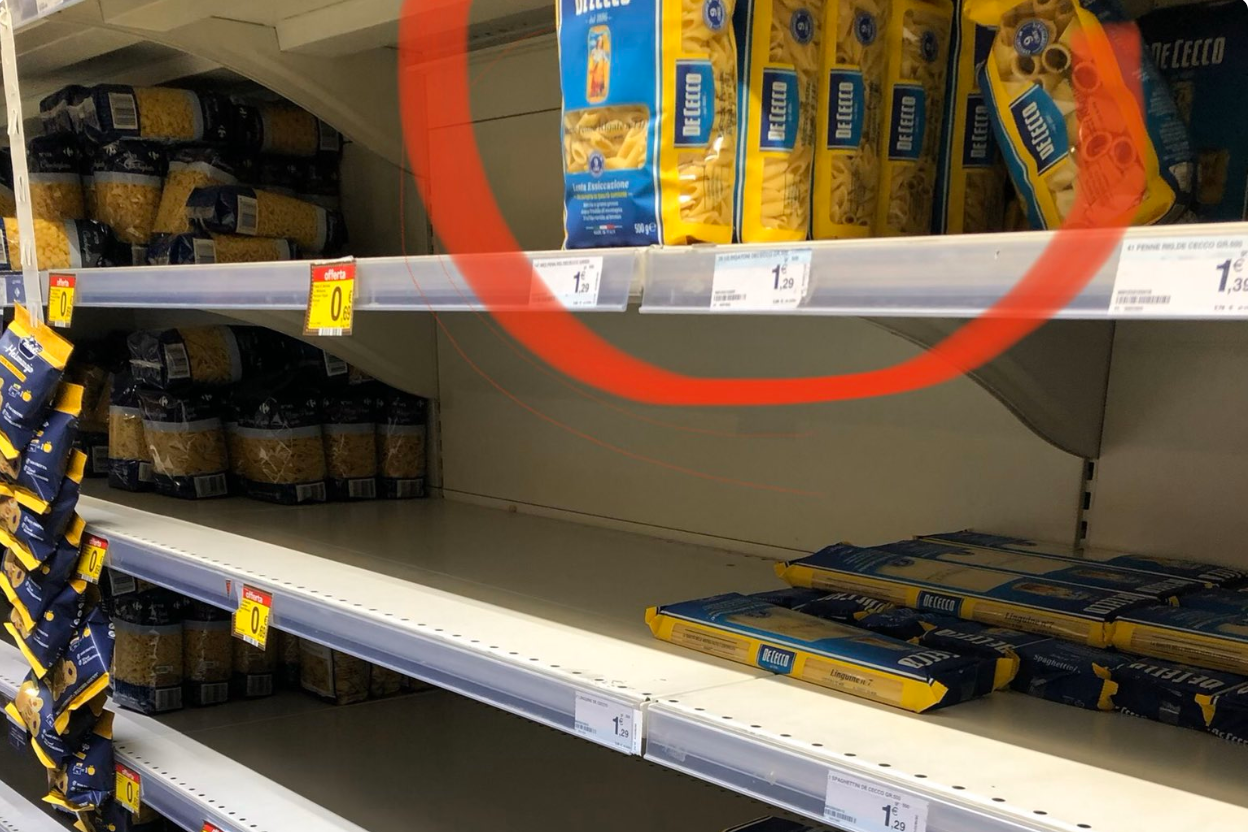 “Il grande sconfitto da questo Coronavirus sono le penne lisce”: le foto che dei supermercati italiani
