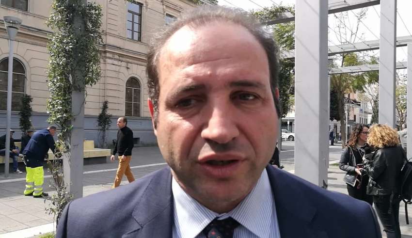 Caos a Giugliano, sfiduciato il sindaco Poziello