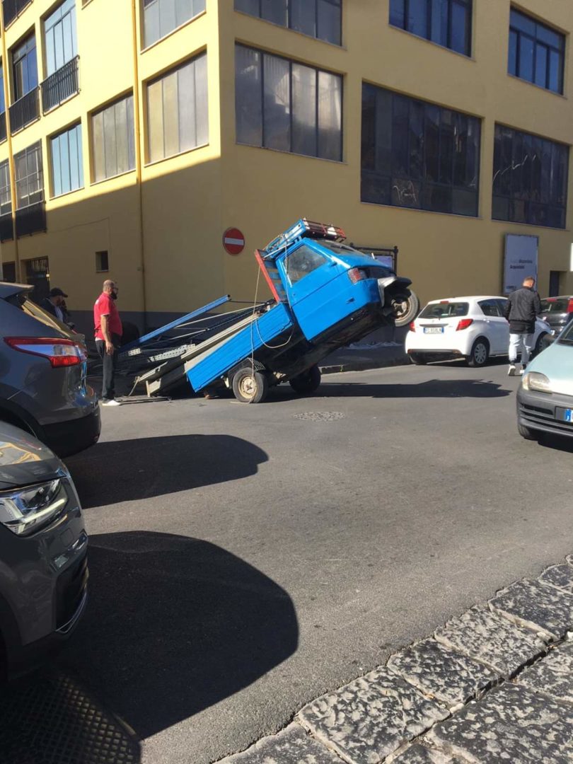 Frattamaggiore, panico a via Stanzione: tre ruote impenna e rischia di colpire la gente