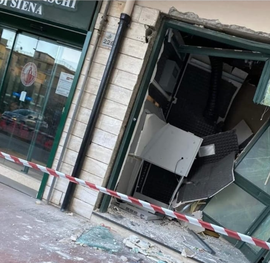 San Giorgio a Cremano, ladri portano via l’interno sportello bancomat