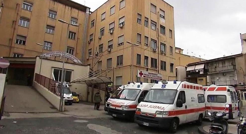 Vergogna a Napoli, rubano mascherine e camici al Loreto Mare