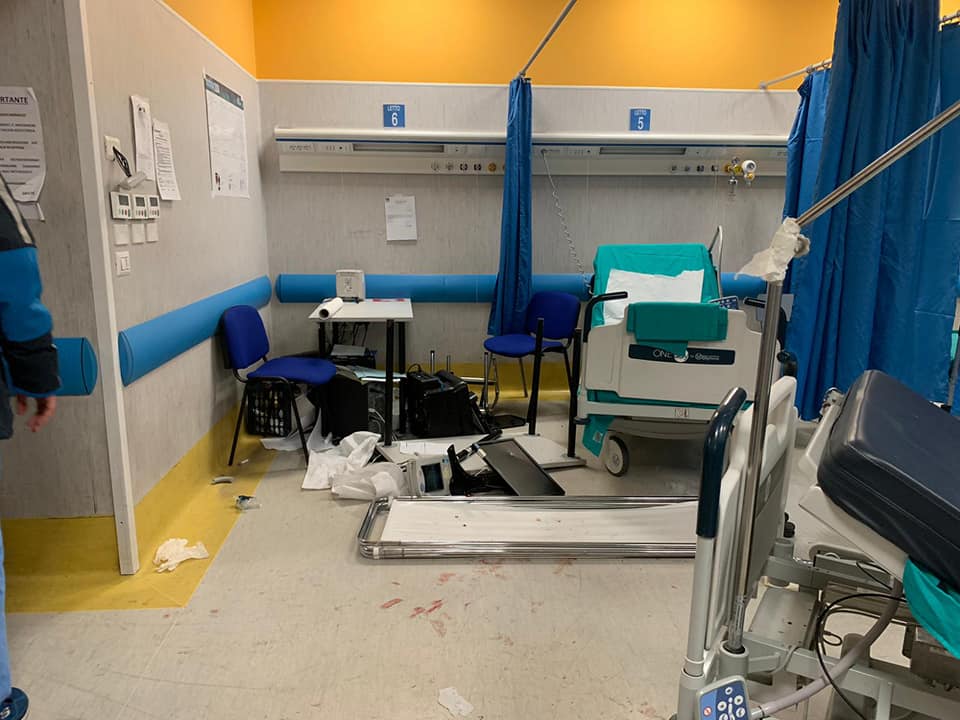Conflitto a fuoco a Napoli, 15enne muore con un colpo alla testa: i familiari sfasciano il Pronto Soccorso