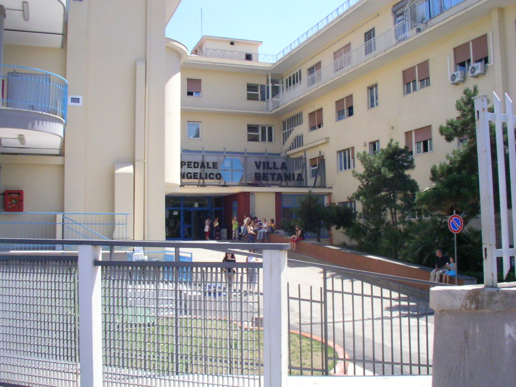Coronavirus, Villa Betania di Ponticelli: In isolamento 18 sanitari tra medici e infermieri e pronto soccorso blindato. Cosa accade