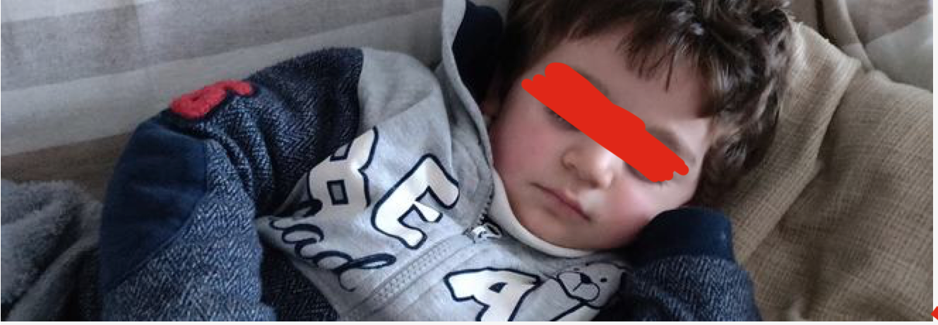 Bimbo di 3 anni muore soffocato dal laccio della tenda. Il saluto del papà: “Tieni stretta la mano del nonno e sorridi”