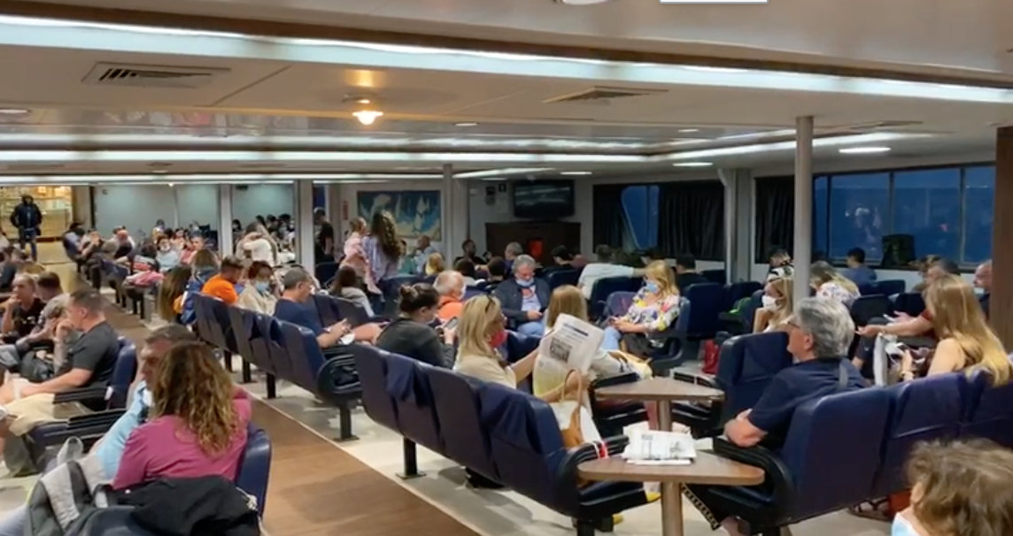 Calca sul traghetto Ischia-Napoli. La denuncia di Paipais: “Come vengono rispettati i controlli?” VIDEO
