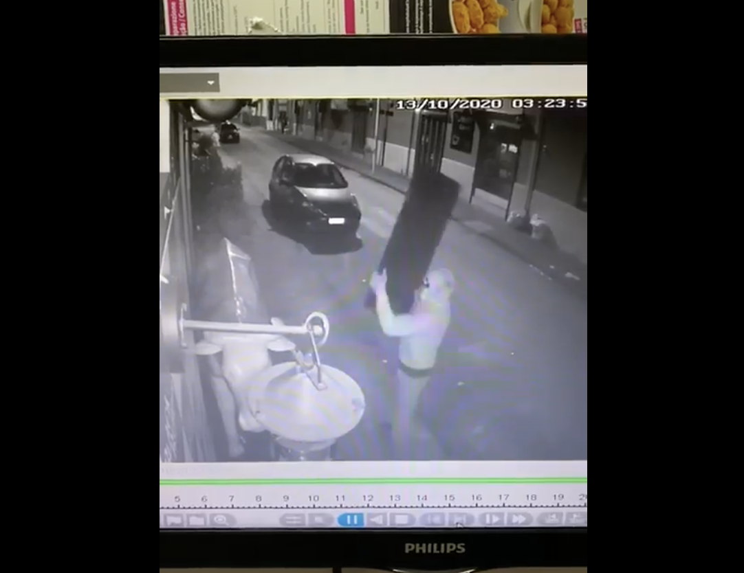 1 a 0 per la Vacca di Black Burger a Frattamaggiore: pseudo vandalo cerca di distruggerla ma è più forte la “statua”