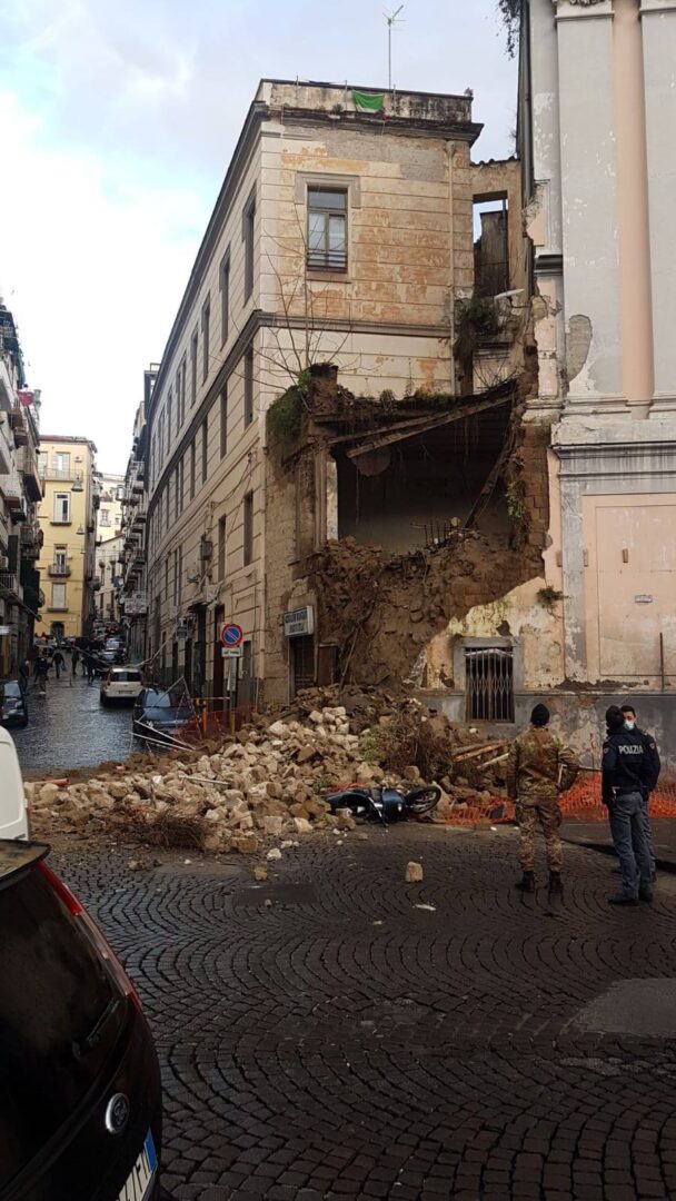 Paura a Napoli, Crolla la facciata della Chiesa Santa Maria del Rosario delle Pigne