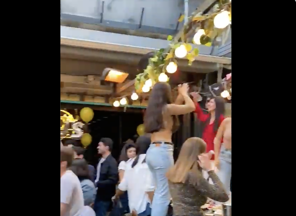 A Tel Aviv si balla e canta sui tavoli: in Israele tutti fanno il vaccino ed escono dalla crisi. Beati loro VIDEO