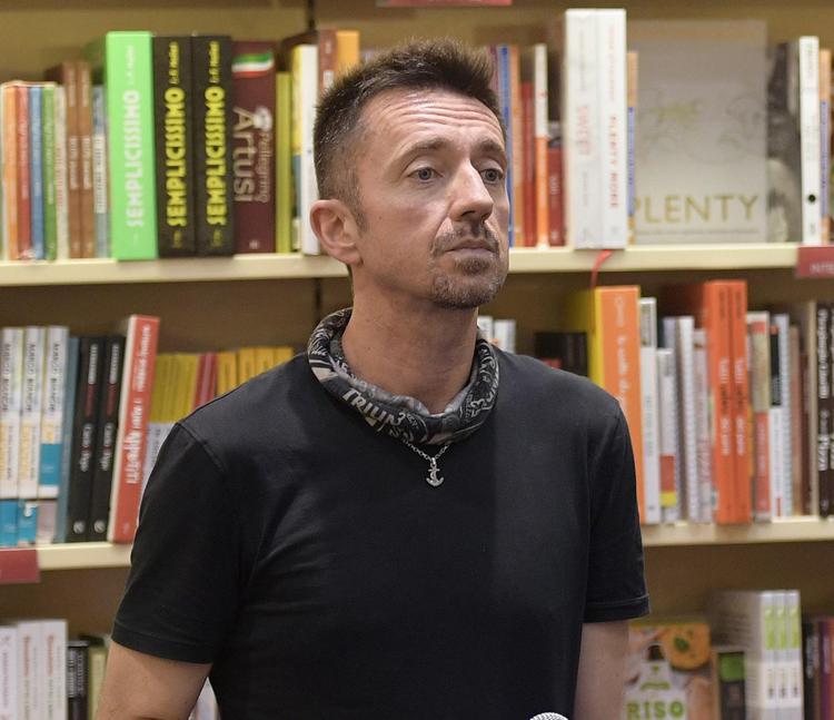 Andrea Scanzi, da “negazionista del Covid” a “furbetto” del vaccino. Il caso del giornalista