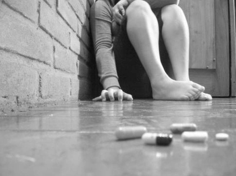 Cercava di dare fuoco alla nipote di 25 anni legandola alla sedia