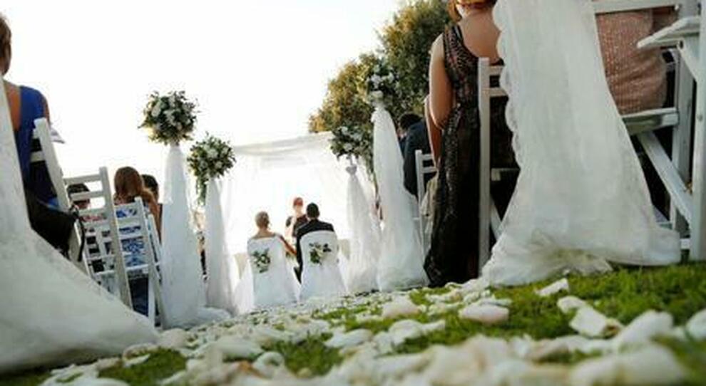 Tragedia al matrimonio, fugge dal gavettone e muore investito da un furgone