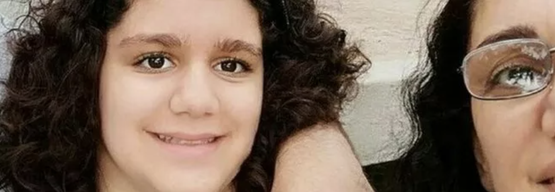 Dramma, mamma e figlia senza vita: trovate con una corda al collo