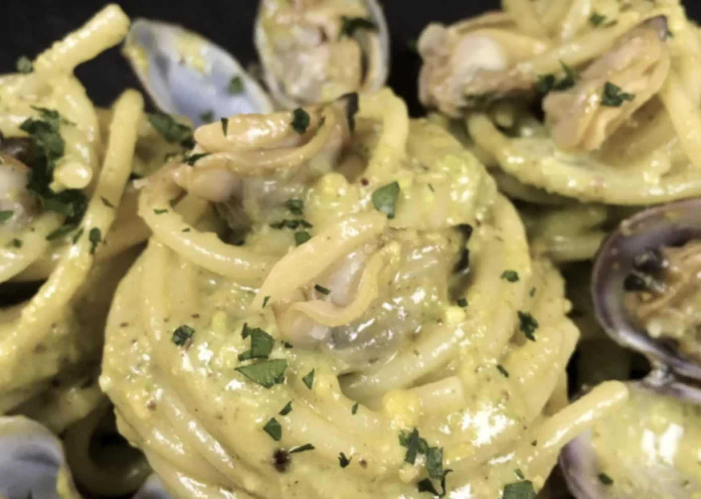 Rissa al ristorante: lo chef aveva messo il rosmarino negli spaghetti con le vongole