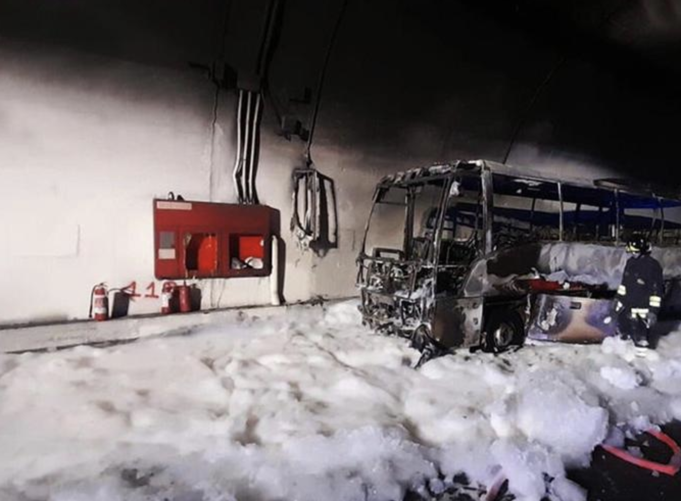 Pericolo per 25 bimbi sotto ad un tunnel: autista del bus eroe li salva tutti