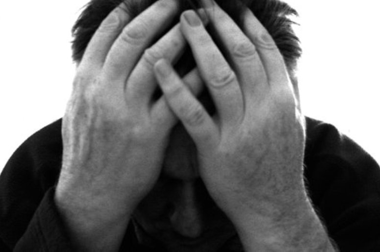 Colpisce alle spalle la mamma con un pugnale e poi le toglie la vita. “Ho bisogno di aiuto”