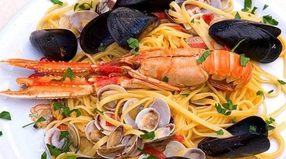 “Questo pesce non era granché”, chef salta addosso al cliente