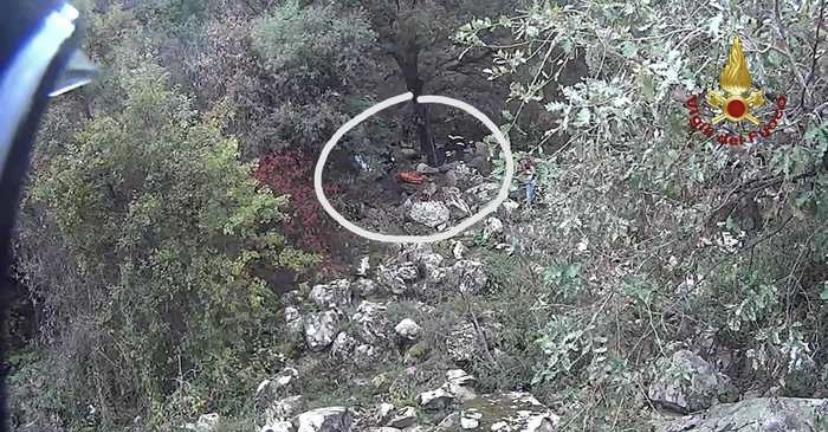 Tragedia nella notte: auto finisce in un burrone. Perdono la vita due giovani
