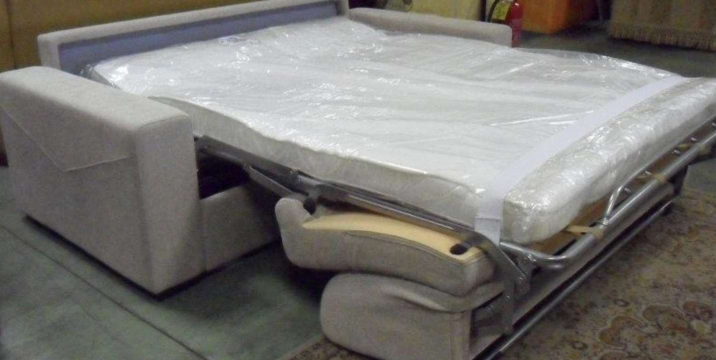 Tragedia, 13enne perde la vita bloccato nel divano letto