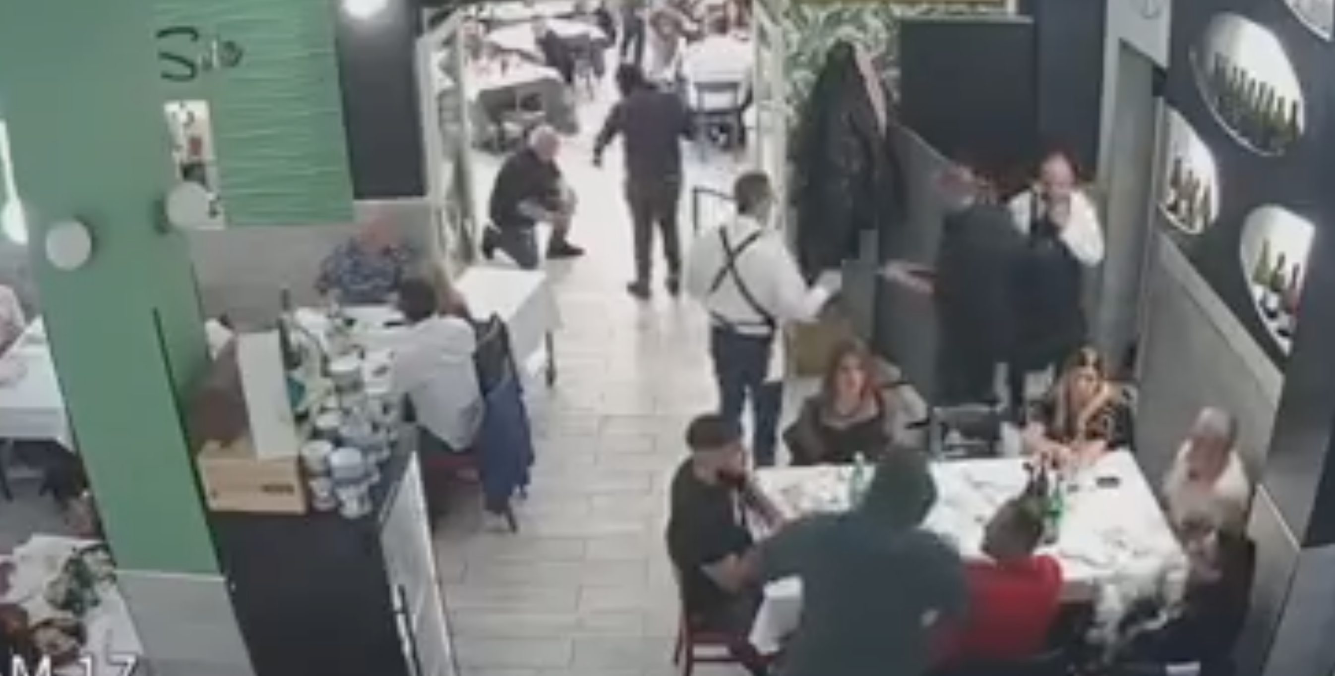 Il video della paura, rapina in un locale nel Napoletano. Bimbo abbraccia la mamma
