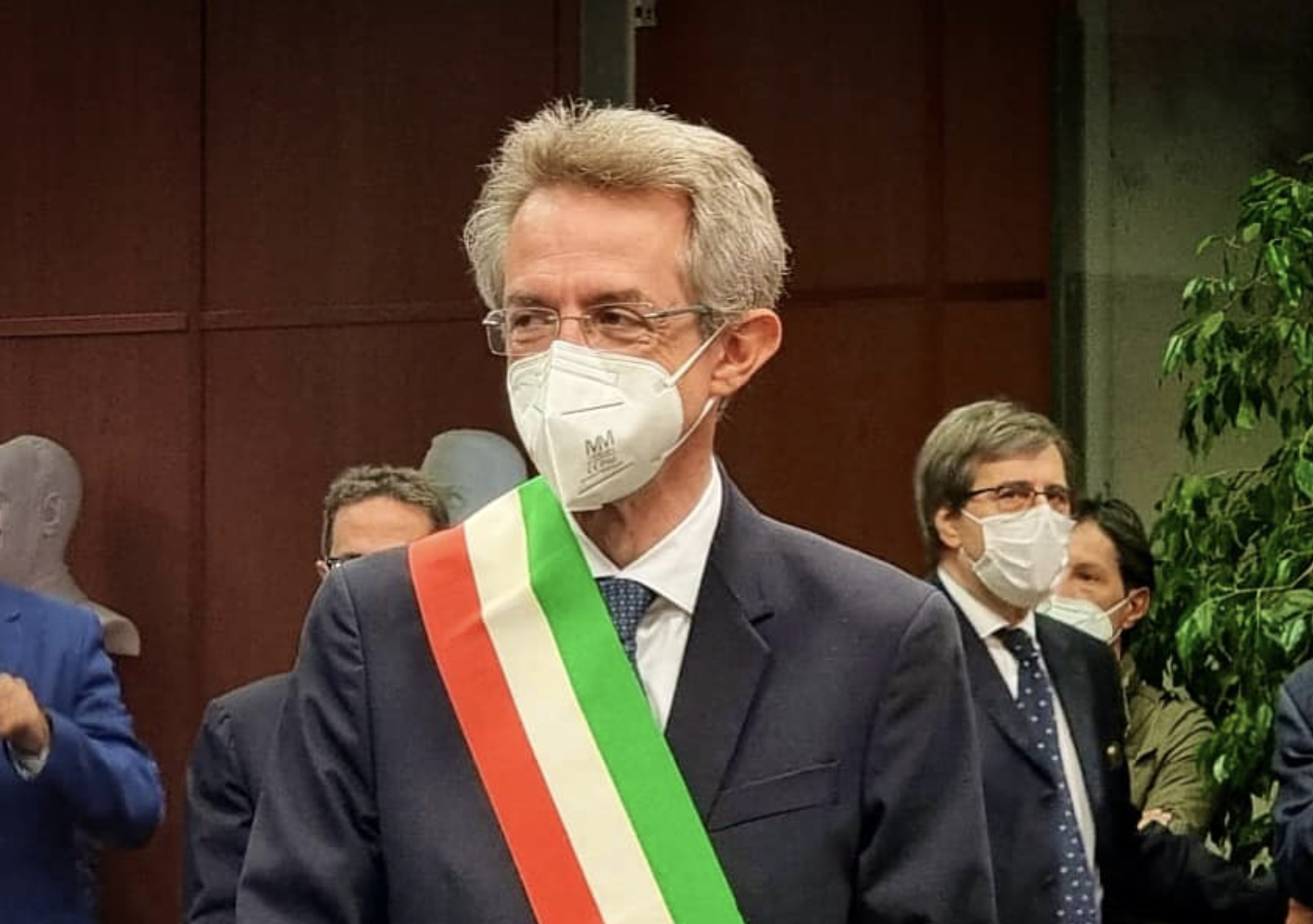 Gaetano Manfredi nuovo sindaco di Napoli: “Dedico questa fascia a tutti i cittadini”