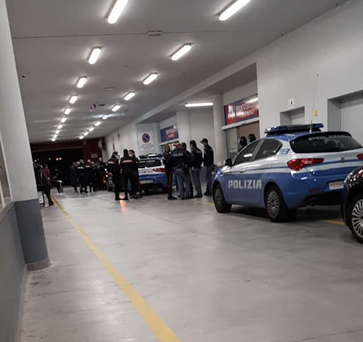 Choc a Napoli, cadavere trovato nel bagagliaio di un’auto
