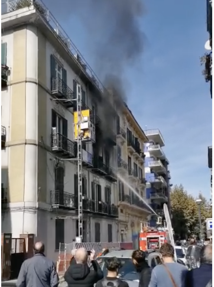 Paura al Vomero, incendio in un appartamento a Via Merliani VIDEO
