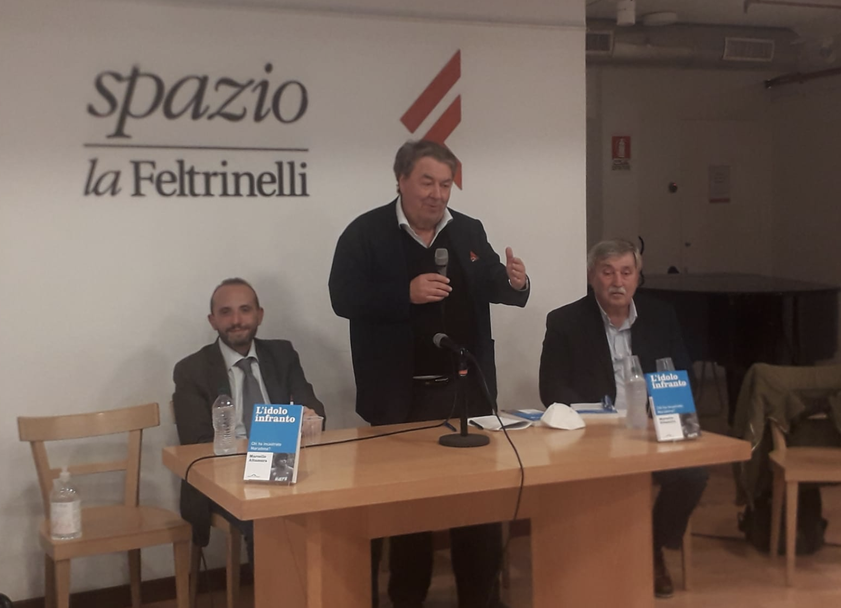 Presentato alla Feltrinelli di Napoli “L’idolo infranto-chi ha incastrato Maradona”