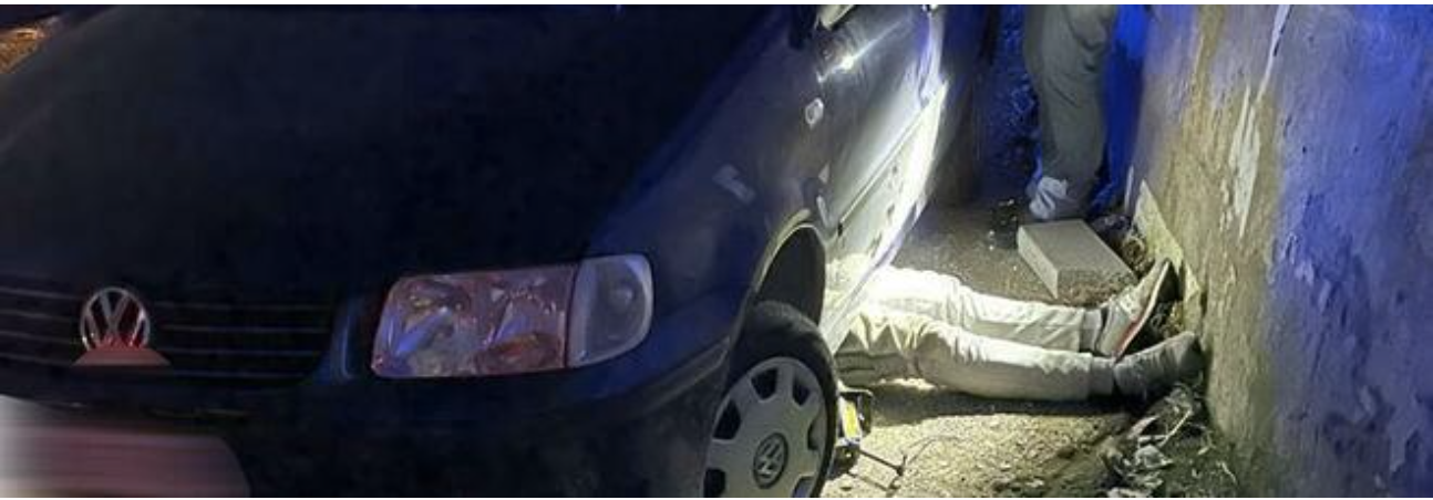 Ruba una marmitta e viene schiacciato dall’auto che sta “colpendo”