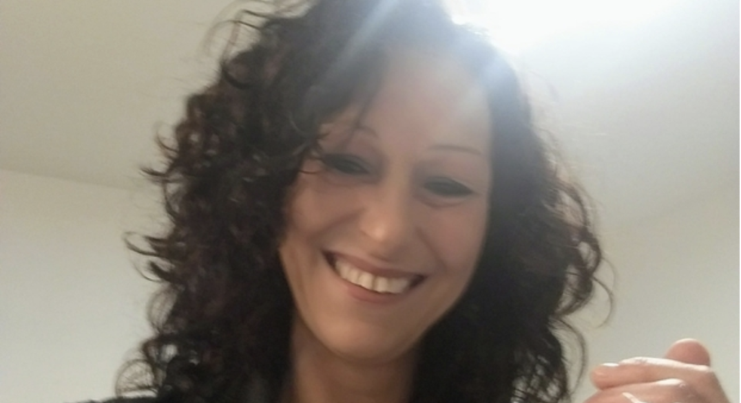 I colleghi non la vedono arrivare in ufficio: “Monica trovata morta a 46 anni”