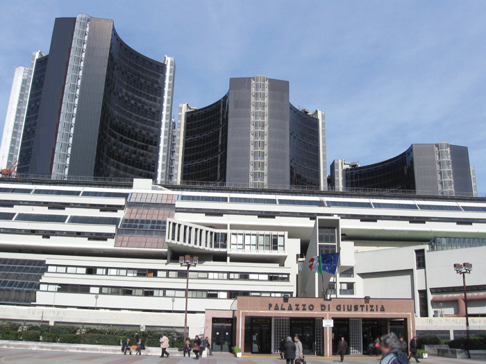 Tragedia al Tribunale di Napoli, dirigente scolastico muore durante un processo
