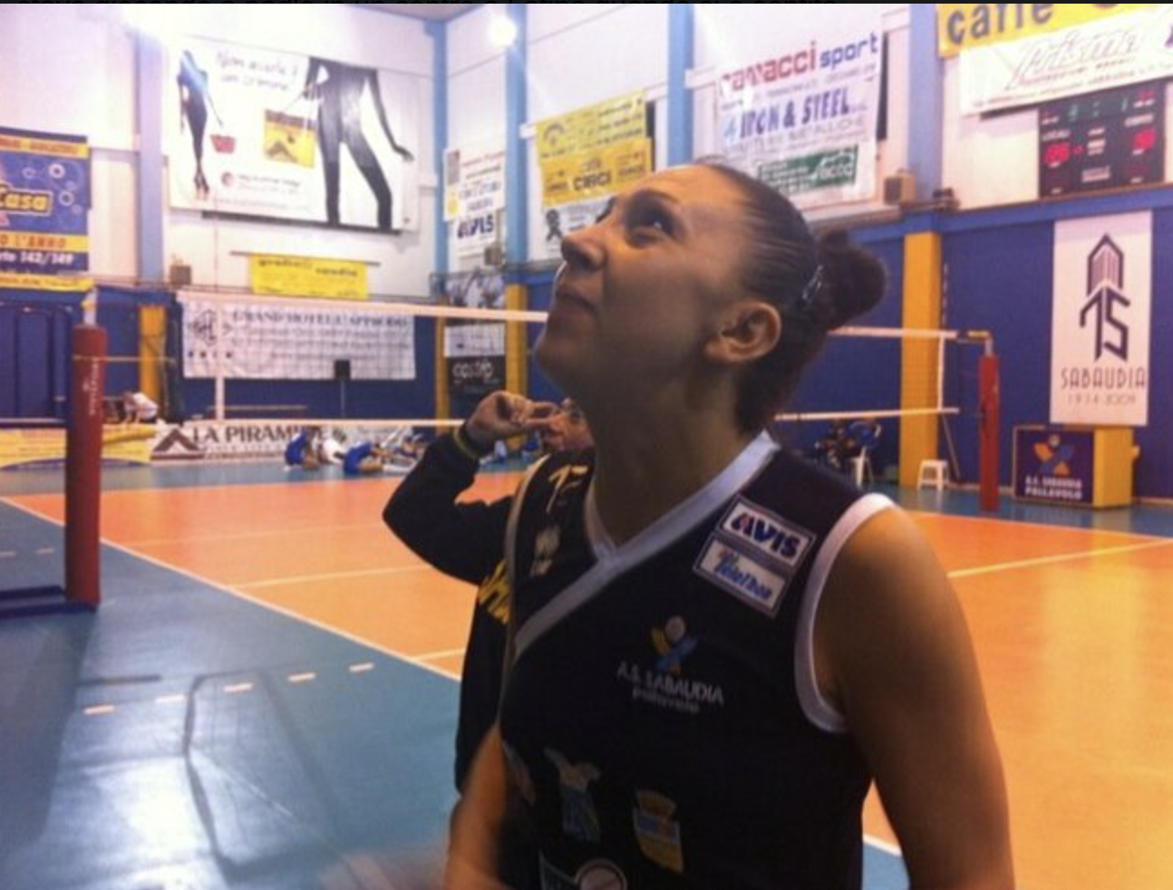 Tragedia per l’ex pallavolista Romina: stroncata sul campo da padel: perde la vita a 43 anni
