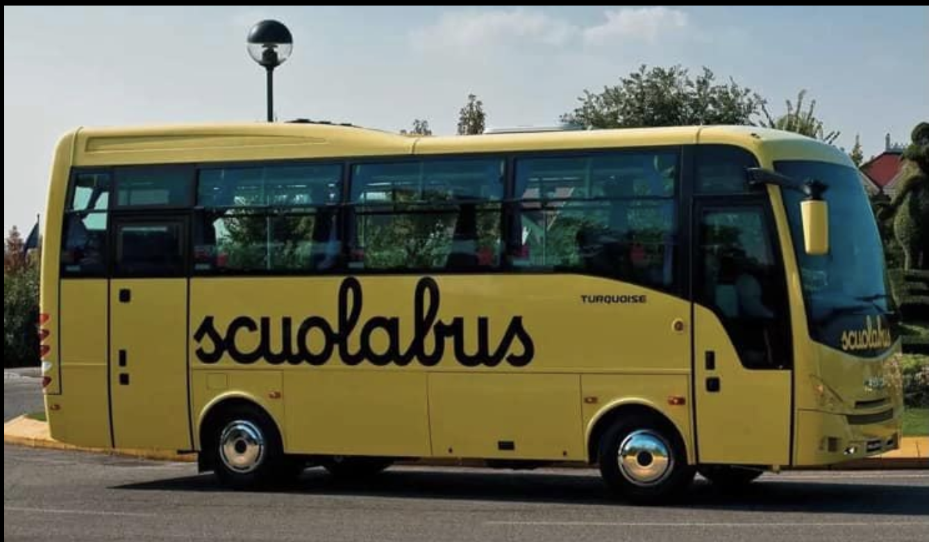 Panico sullo scuola bus, l’autista si accascia mentre guida: 13enne salva i compagni