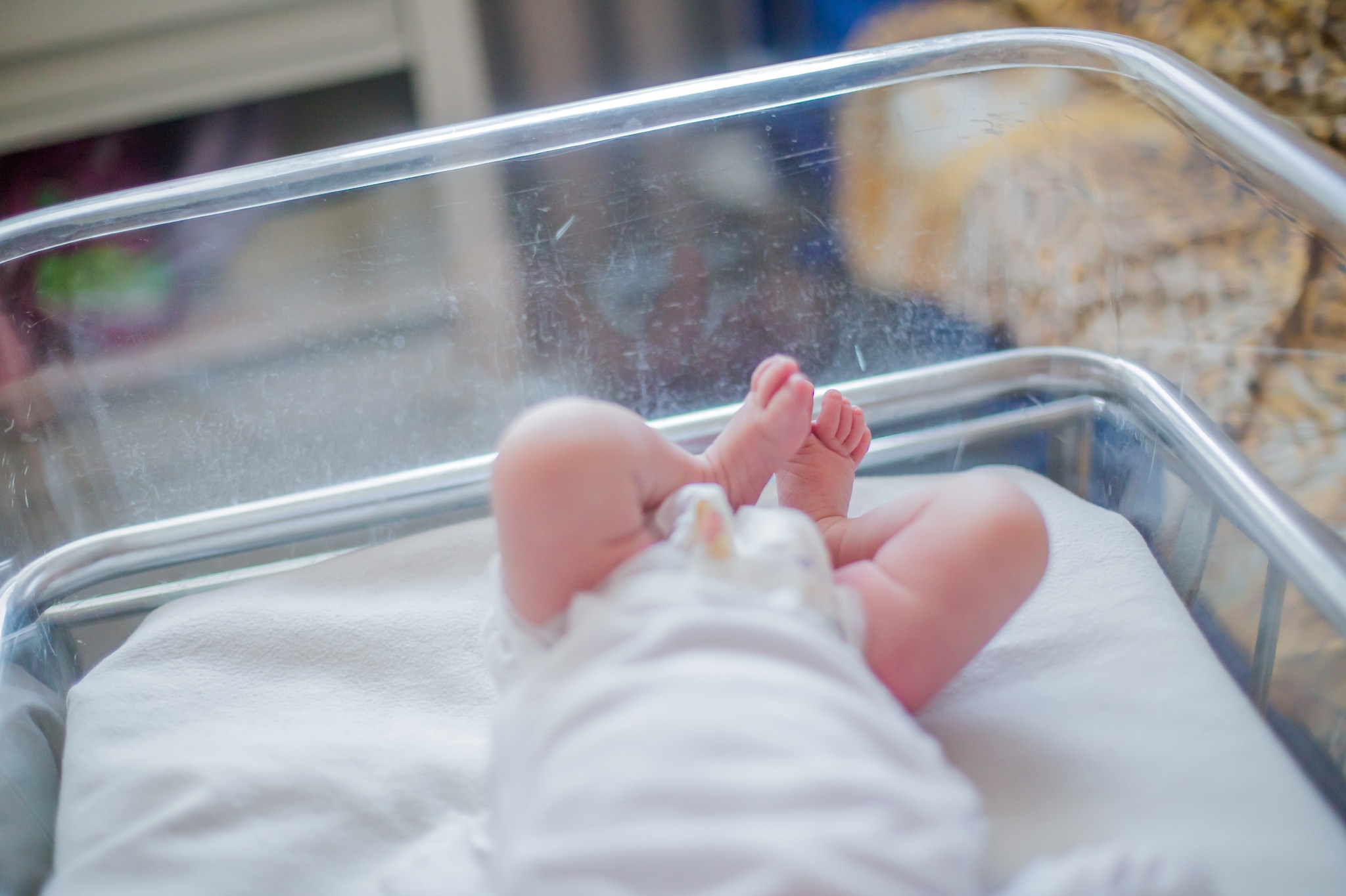 “Aiuto non respira”, poi la tragedia: neonato muore tra le braccia della mamma