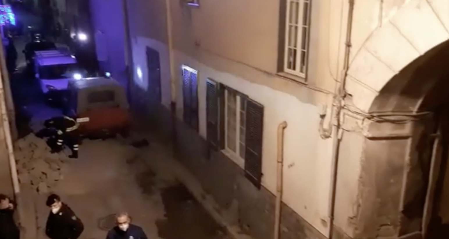 Paura ad Afragola, crolla palazzina: si cercano persone tra le macerie