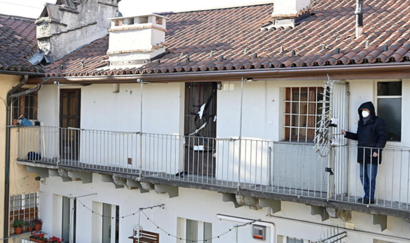 Piccola precipita dal quarto piano: si indaga per omicidio volontario