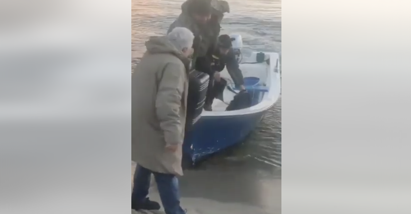 Video, ex Magistrato attraversa lo Stretto di Messina a bordo di una barca di pescatori