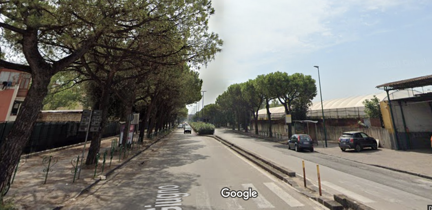 Paura a San Giovanni a Teduccio, “folle” minaccia studenti con un coltello. Bloccato dalla polizia