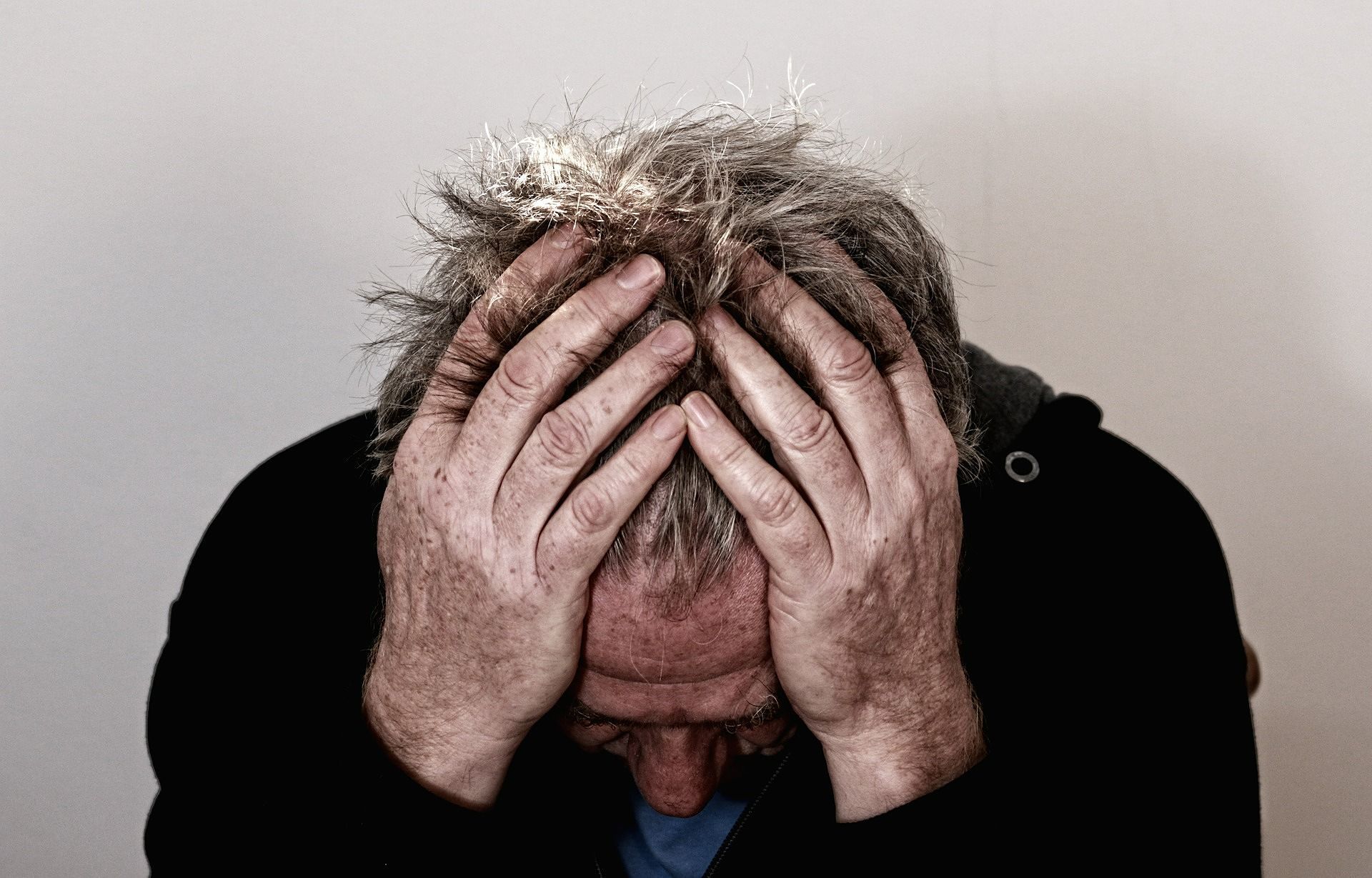 Ha paura del contagio del Covid: soffoca la moglie e poi si toglie la vita