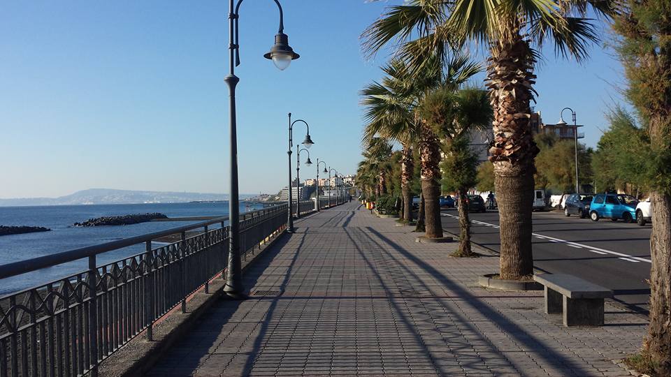 Torre del Greco, Getta il figlio di 2 anni in mare: la mamma confessa. “Credeva di avere problemi mentali”