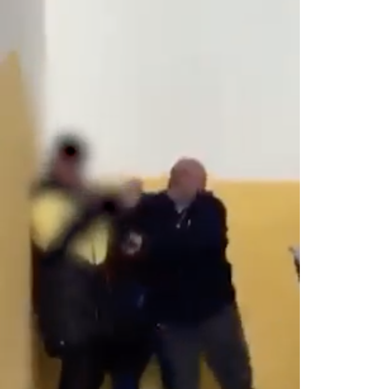 Choc a scuola a Napoli, bidello alza le mani su un alunno. IL VIDEO