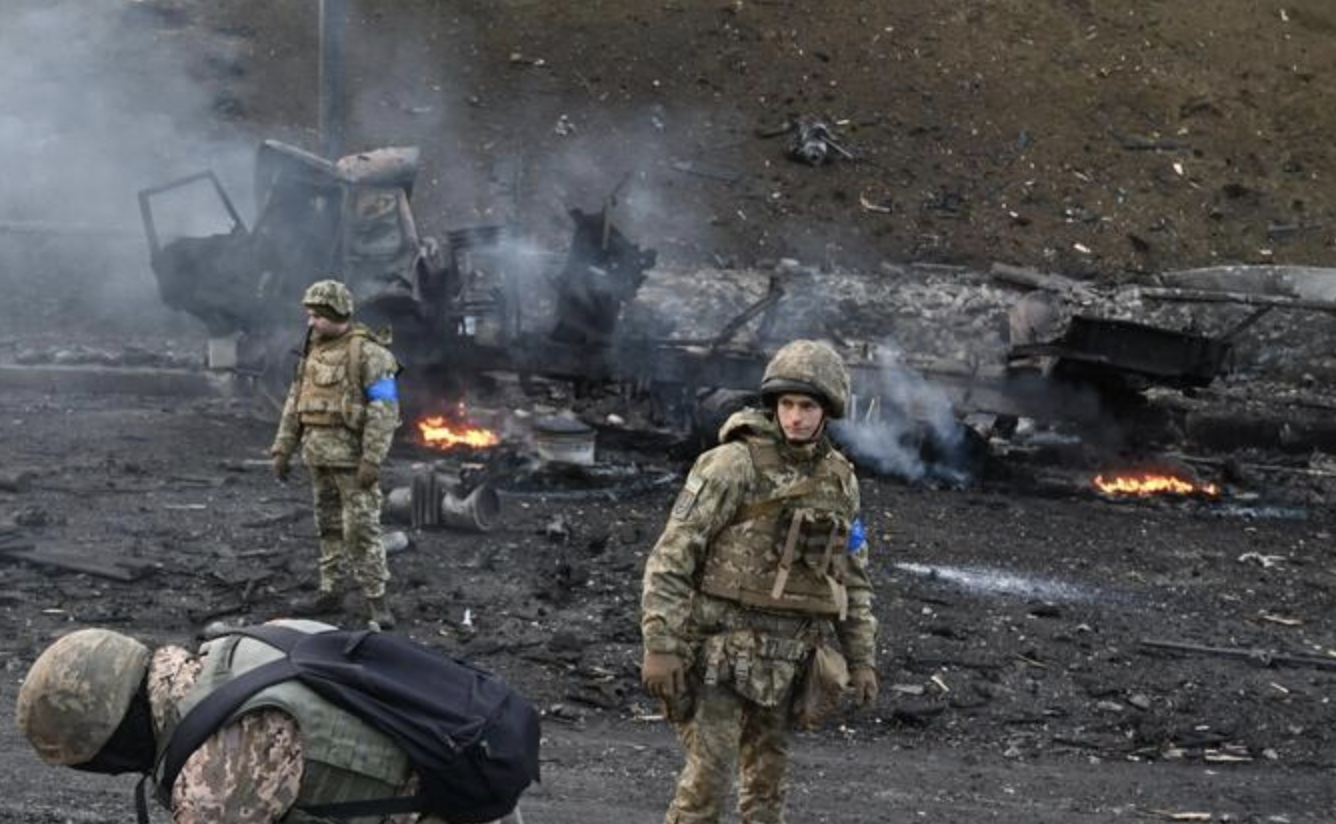 Ucraina, Kiev assediata: attacco alla stazione ferroviaria. Draghi promette appoggio a Zelensky