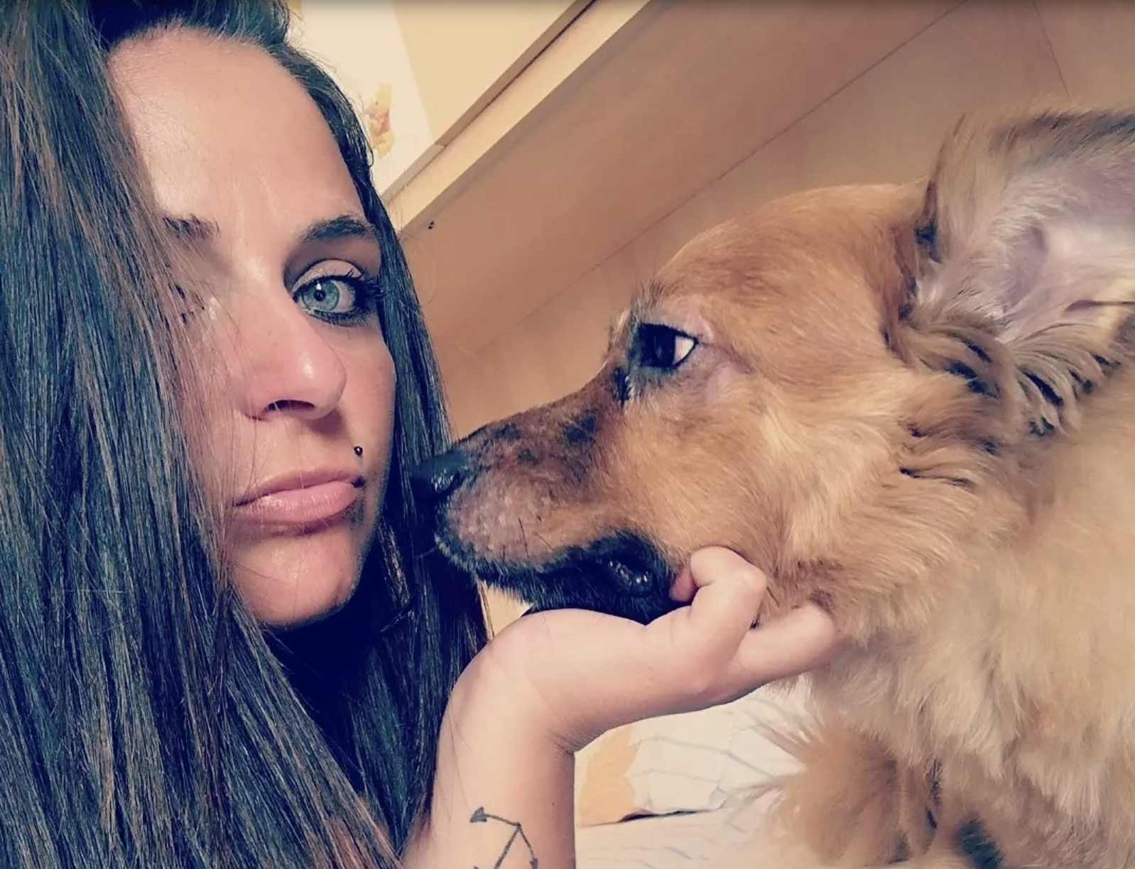 Uccisa dal parrucchiere, Anna muore a 30 anni: caccia all’uomo che le ha sparato