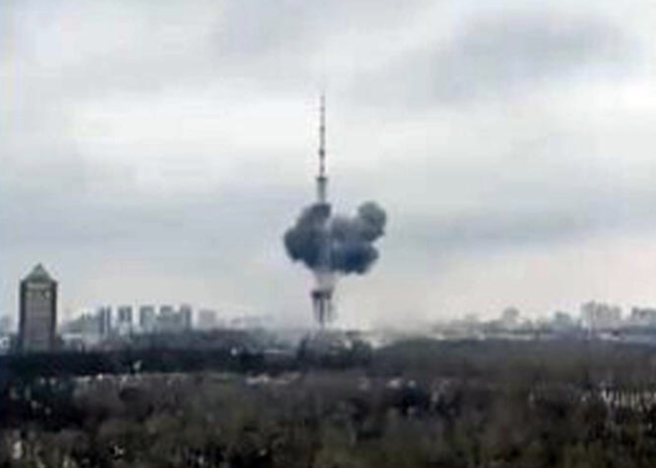 Kiev, colpita la torre della Tv. Terrore anche alla stazione: esplosioni mentre suonano le sirene