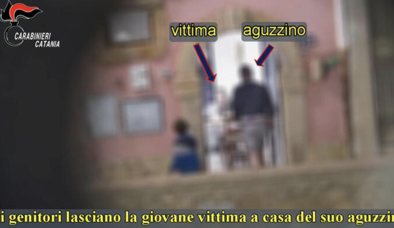Picchiano la figlia per “comportarsi bene” con l’amico: “Non ci voglio andare, mi fa male”