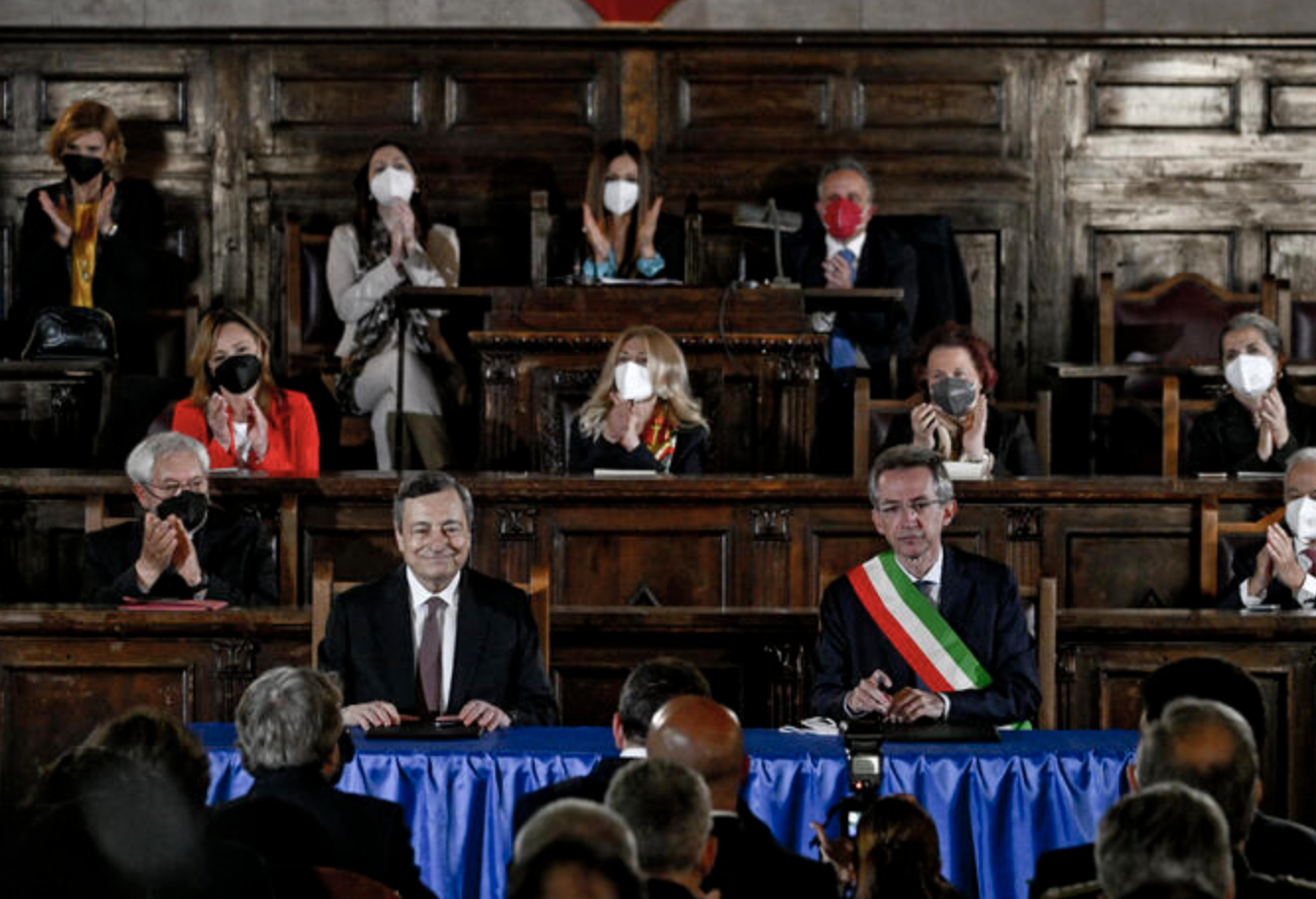 Draghi firma il patto per Napoli e in città spuntano fioriere