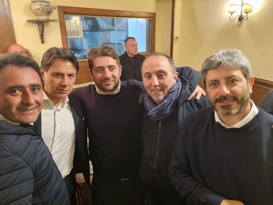 Caos 5 Stelle, cena Fico Conte per la pace: la Ciarambino si dà alla macchia