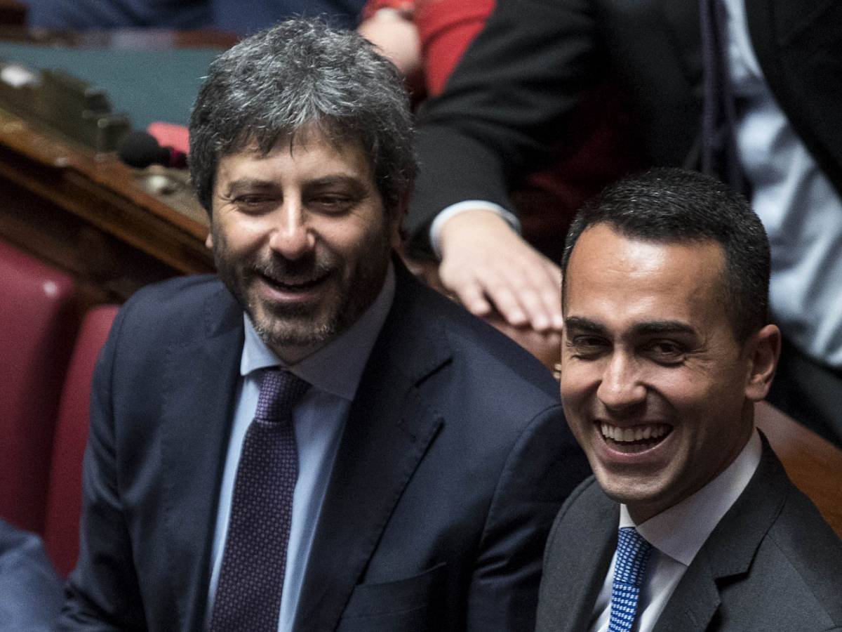 La resa di Fico e Di Maio: a Napoli il capogruppo (poi sfiduciato) del M5S è un indagato per turbativa d’asta