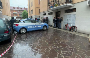 23enne ingerisce la droga e si lancia dal balcone a Modena