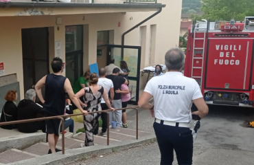 Auto cade nell'asilo a l'Aquila