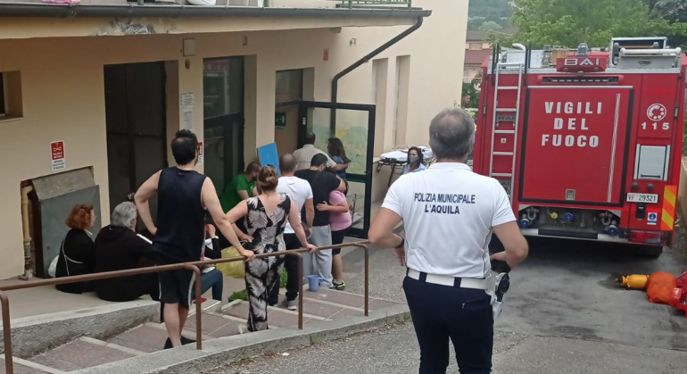 Auto cade nell'asilo a l'Aquila